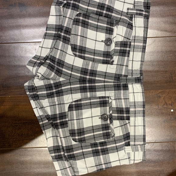 Black and white shorts - Picture 2 of 2